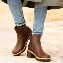 Pauline^Panama Jack Sale